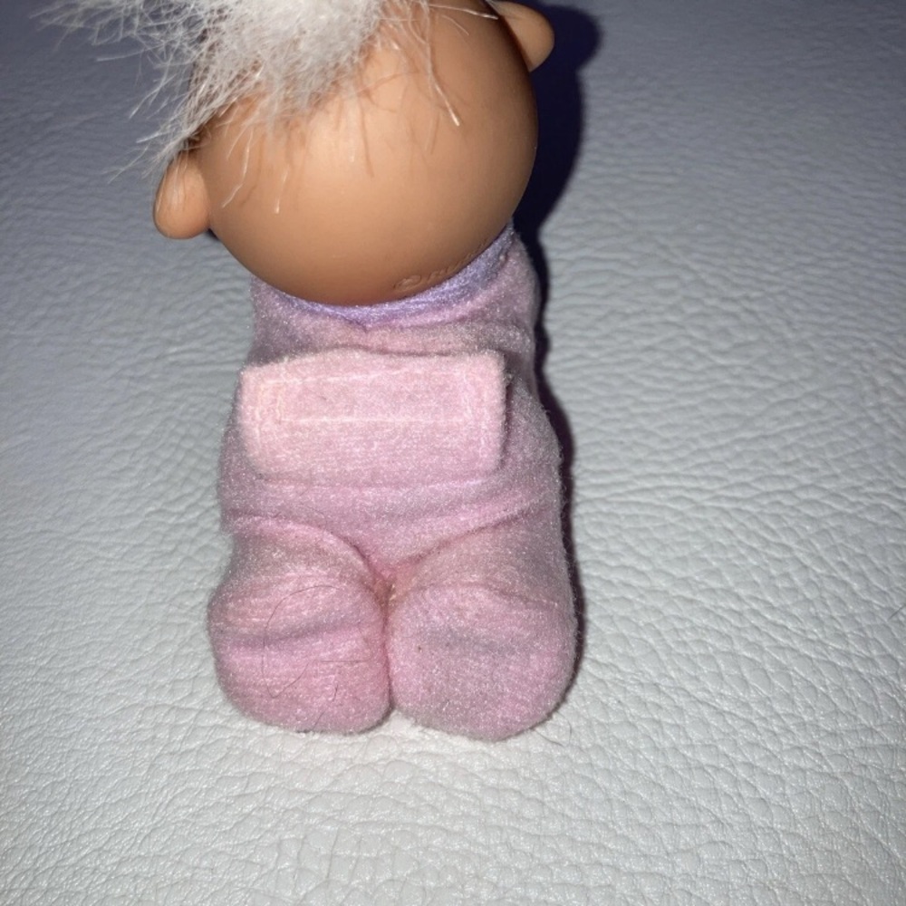 CRAWLING BABY GIRL - 3" Russ Troll Doll White Hair / Full Piece Outfit  Vintage - Picture 5 of 6